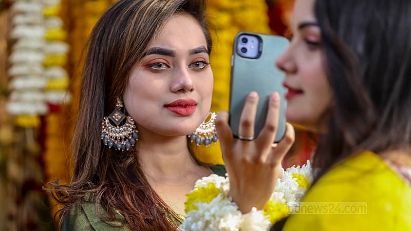 ঢাকার শাহবাগে মঙ্গলবার অনেককে ফুলের সঙ্গে ছবি তুলতে দেখা যায়।