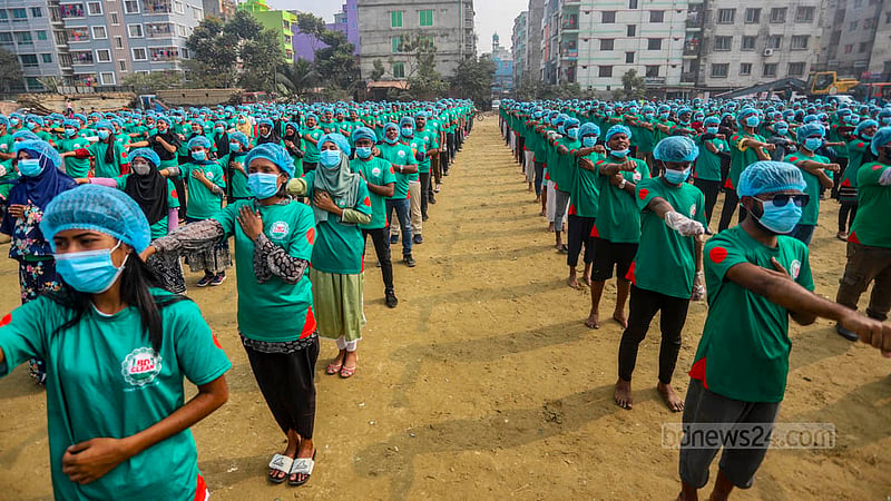 ঢাকার মিরপুরে প্যারিস রোড সংলগ্ন মাঠে বিডি ক্লিনের স্বেচ্ছাসেবীরা দেশ ও মানুষের কল্যাণে কাজ করার শপথ পাঠ করছেন।