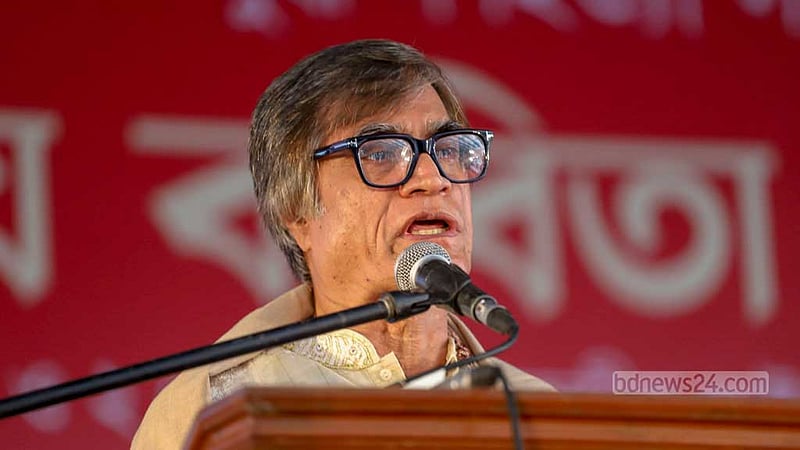 ঢাকা বিশ্ববিদ্যালয় কেন্দ্রীয় লাইব্রেরী চত্বরে বৃহস্পতিবার সকালে জাতীয় কবিতা উৎসবের উদ্বোধনী অনুষ্ঠানে উৎসবের সভাপতি মুহাম্মদ সামাদ।