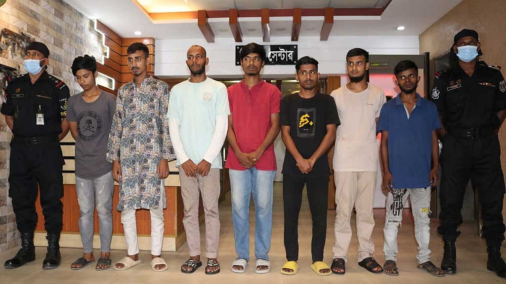 ‘কব্জি কেটে’ নিয়ে নিজেদের জানান দিতেন তারা