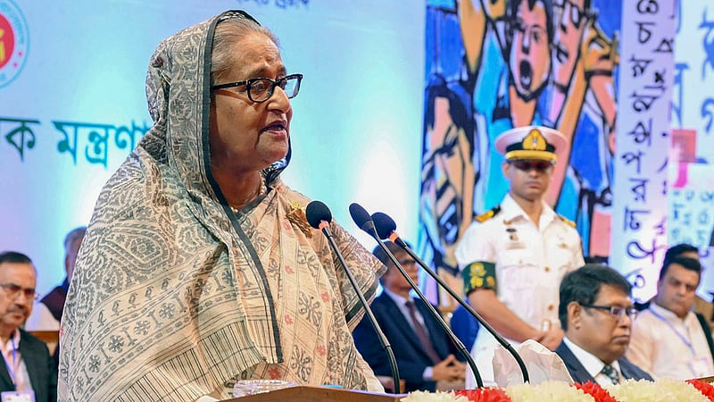 ঢাকার ওসমানী স্মৃতি মিলনায়তনে মঙ্গলবার একুশে পদক বিতরণ অনুষ্ঠানে প্রধানমন্ত্রী শেখ হাসিনা।