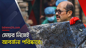 ময়লা সরাতে খালে নামলেন মেয়র নিজেই