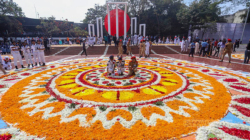 একুশে ফেব্রুয়ারি আন্তর্জাতিক মাতৃভাষা দিবস ও শহীদ দিবসে ফুল দিয়ে সাজানো হয়েছে কেন্দ্রীয় শহীদ মিনার প্রাঙ্গণ।