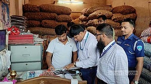 ভোক্তা অধিকারের অভিযানে সাড়ে ৬ টন আলু জব্দ করে বিক্রি