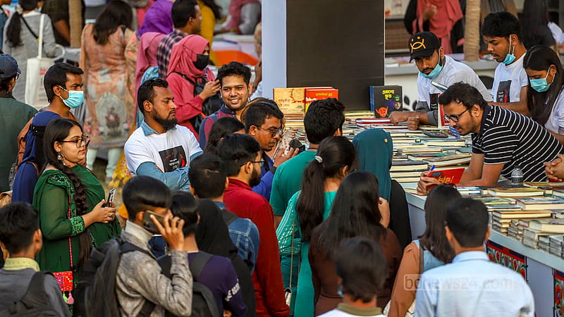 বইমেলার তৃতীয় দিন শনিবার বিকালে একটি স্টলে প্রিয় লেখকের হাত থেকে বই নিতে বইপ্রেমীদের ভিড়।