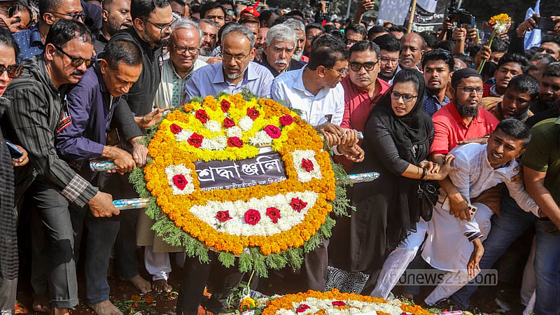 কেন্দ্রীয় শহীদ মিনারে বুধবার ভাষাশহীদদের ফুল দিয়ে শ্রদ্ধা নিবেদন করেন বিএনপির নেতারা।