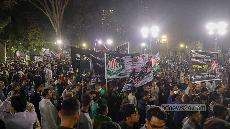 একুশের প্রথম প্রহরে ভাষা শহীদদের শ্রদ্ধা জানাতে কেন্দ্রীয় শহীদ মিনারে মানুষের ঢল নামে। 