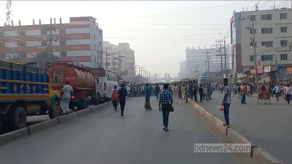 গাজীপুরে শ্রমিক নিহত: ৪ ঘণ্টা পর ঢাকা-ময়মনসিংহ মহাসড়কে চলল যান