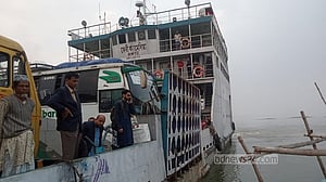 মাঝ পদ্মায় আটকা পড়া ফেরি উদ্ধার ১২ ঘণ্টা পর