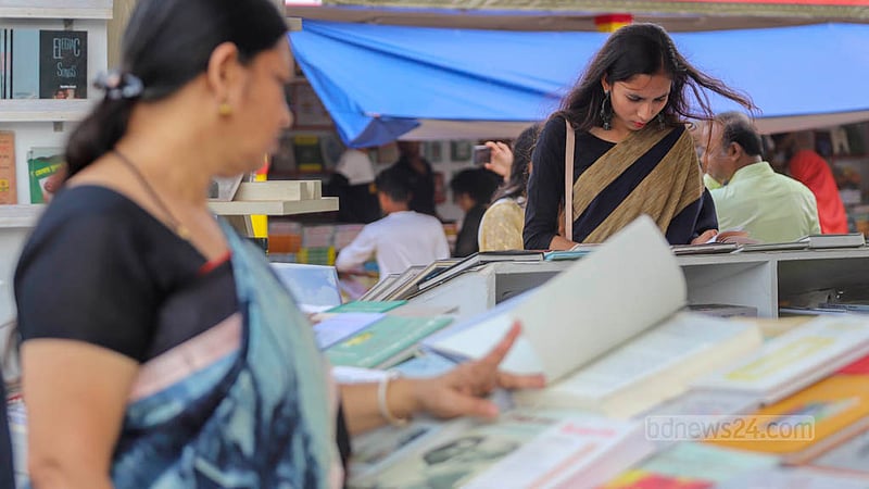 শহীদ দিবস ও আন্তর্জাতিক মাতৃভাষা দিবসে বইমেলার স্টল থেকে স্টলে ঘুরতে দেখা গেছে বইপ্রেমীদের।