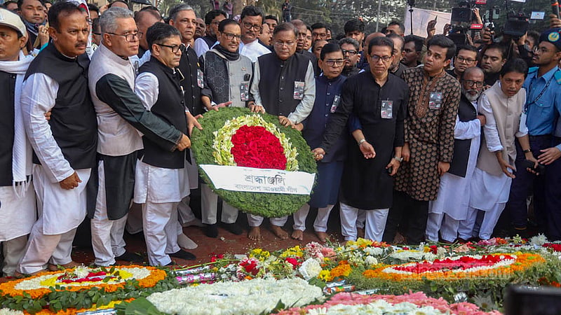শহীদ দিবসে কেন্দ্রীয় শহীদ মিনারে আওয়ামী লীগের কেন্দ্রীয় নেতাদের শ্রদ্ধা নিবেদন।