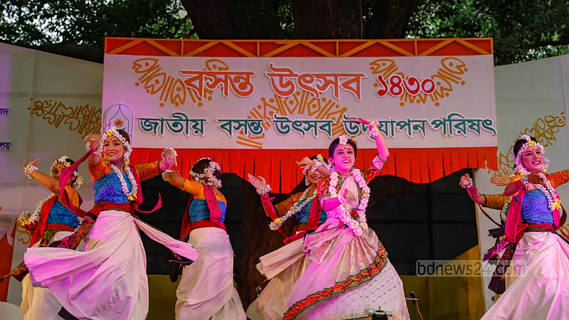ঢাকা বিশ্ববিদ্যালয়ের চারুকলার বকুলতলায় বুধবার সকালে বসন্ত উৎসবে শিল্পীদের নৃত্য পরিবেশনা।