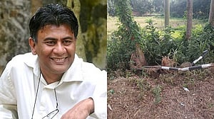 চলচ্চিত্রকার তারেক মাসুদের বাড়ির পাশের সাইনবোর্ড ভেঙেছে কারা?