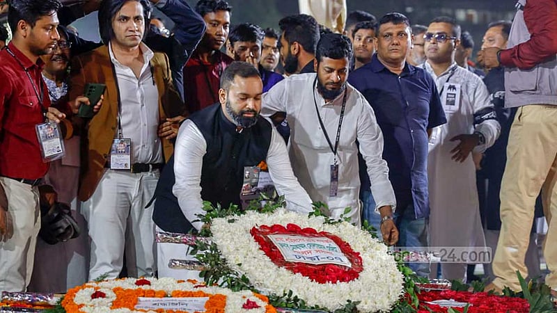 একুশের প্রথম প্রহরে কেন্দ্রীয় শহীদ মিনারে শ্রদ্ধা নিবেদন করেন ঢাকা ৭ আসনের সংসদ সদস্য মোহাম্মদ সোলায়মান সেলিম।