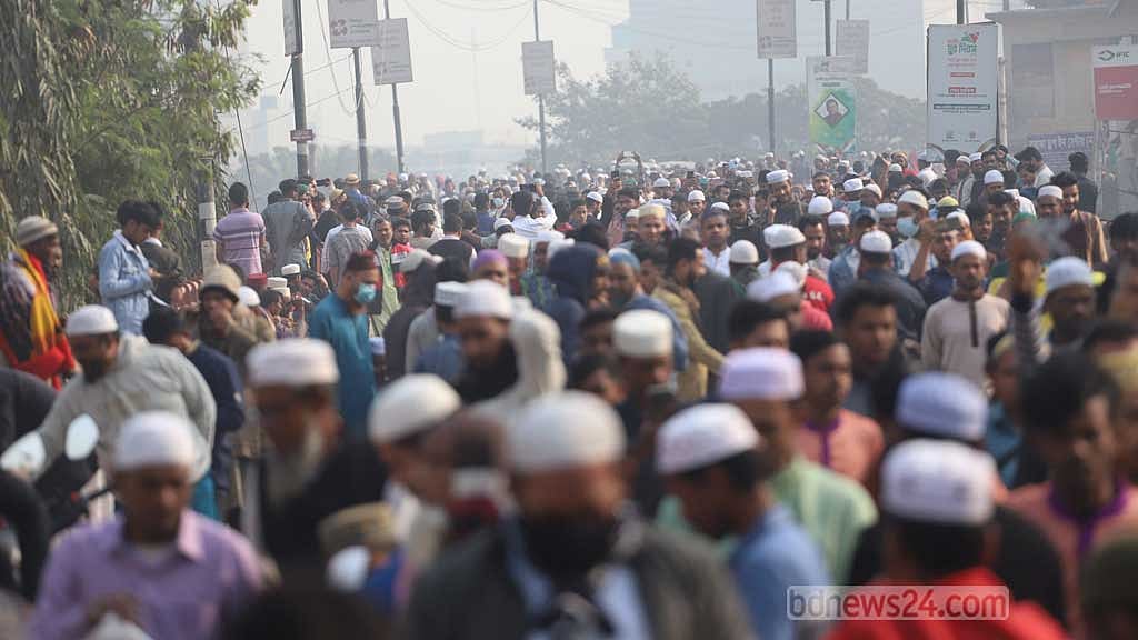 আখেরি মোনাজাত শেষে মানুষের স্রোত, উত্তরামুখী সড়কগুলো বন্ধ