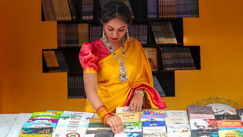 অমর একুশে বইমেলায় মঙ্গলবার স্টলের বিক্রেতারাও ছিলেন বাসন্তী সাজে।
