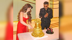 জন্মদিনে ৩ কোটি রুপির সোনার কেক কাটলেন উর্বশী