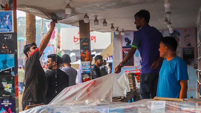অমর একুশে বইমেলায় বৃহস্পতিবার বিকালে হঠাৎ বৃষ্টির বাগড়ায় ভোগান্তিতে পড়েন ক্রেতা-বিক্রেতা।