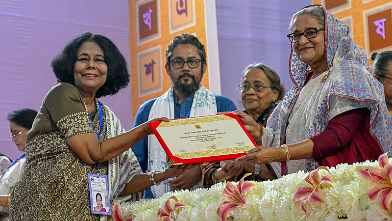 প্রধানমন্ত্রী শেখ হাসিনার হাত থেকে ২০২৩ সালের বাংলা একাডেমি পুরস্কার নেন গবেষক আফরোজা পারভীন। মুক্তিযুদ্ধভিত্তিক বিভাগে এ পুরস্কার পেলেন তিনি।