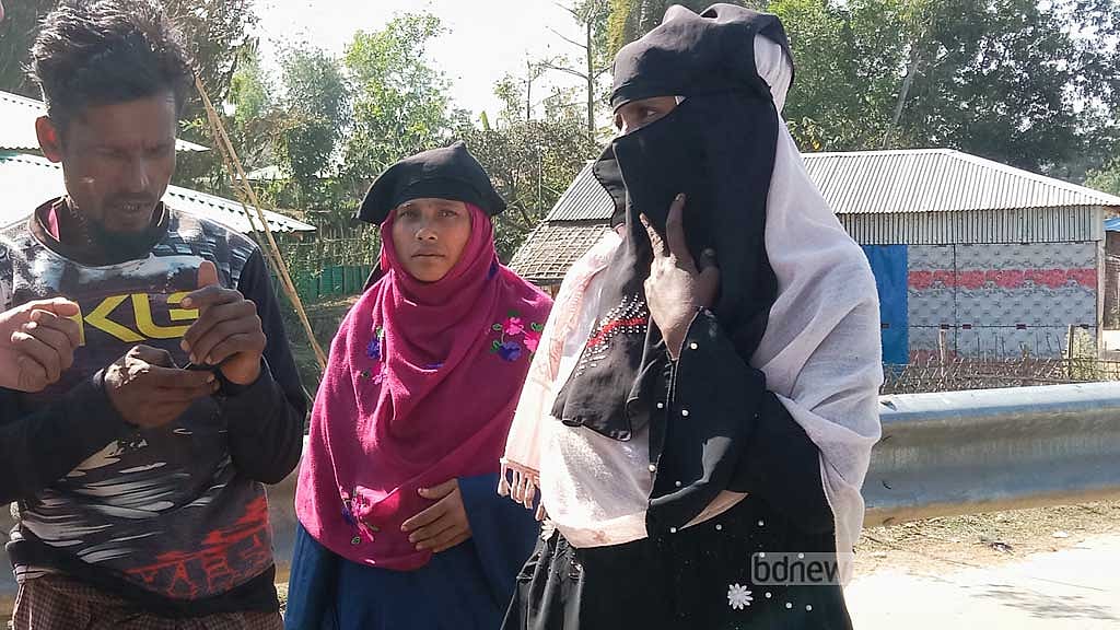 ‘ধরা পড়া রোহিঙ্গাদের’ দেখতে ঘুমধুম স্কুলে স্বজনদের ভিড়