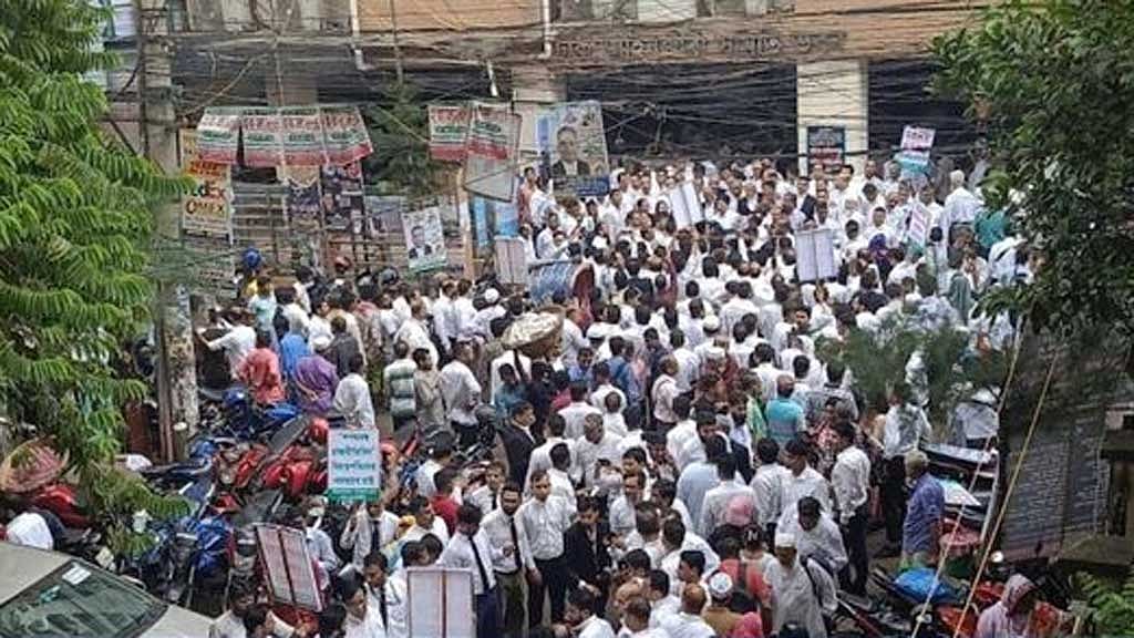 বিএনপি সমর্থক আইনজীবীদের কর্মসূচিতে পুলিশের বাধা, সংঘর্ষ