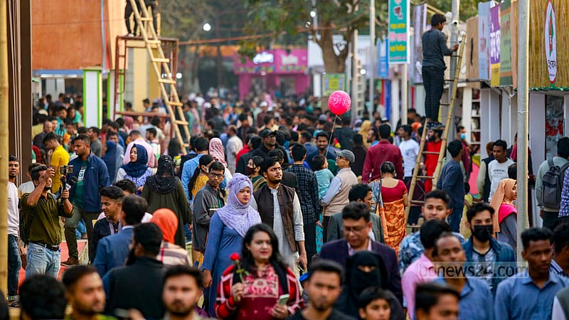 বাংলা একাডেমির মাসব্যাপী অমর একুশে বইমেলার দ্বিতীয় দিনে শুক্রবার হওয়ায় বই মেলায় নামে মানুষের ঢল।