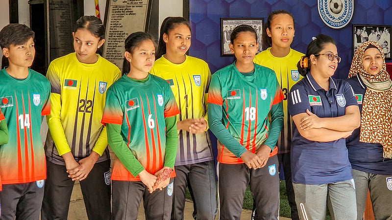 বাংলাদেশ ফুটবল ফেডারেশন ভবনের সামনে রোববার সাফ অনূর্ধ্ব-১৯ নারী ফুটবল দলের সদস্যরা।