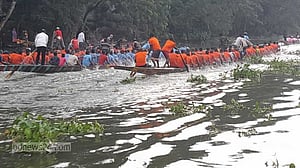 গোপালগঞ্জের কুমার নদে নৌকাবাইচ