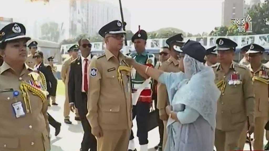 সাহসিকতা ও সেবার পুরস্কার পেলেন ৪০০ পুলিশ সদস্য