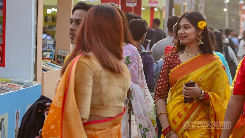 ফাল্গুনকে বরণ করে নিতে একদিন আগে বাসন্তী রঙের শাড়িতে বইমেলায় ঘুরতে দেখা যায় অনেককে।