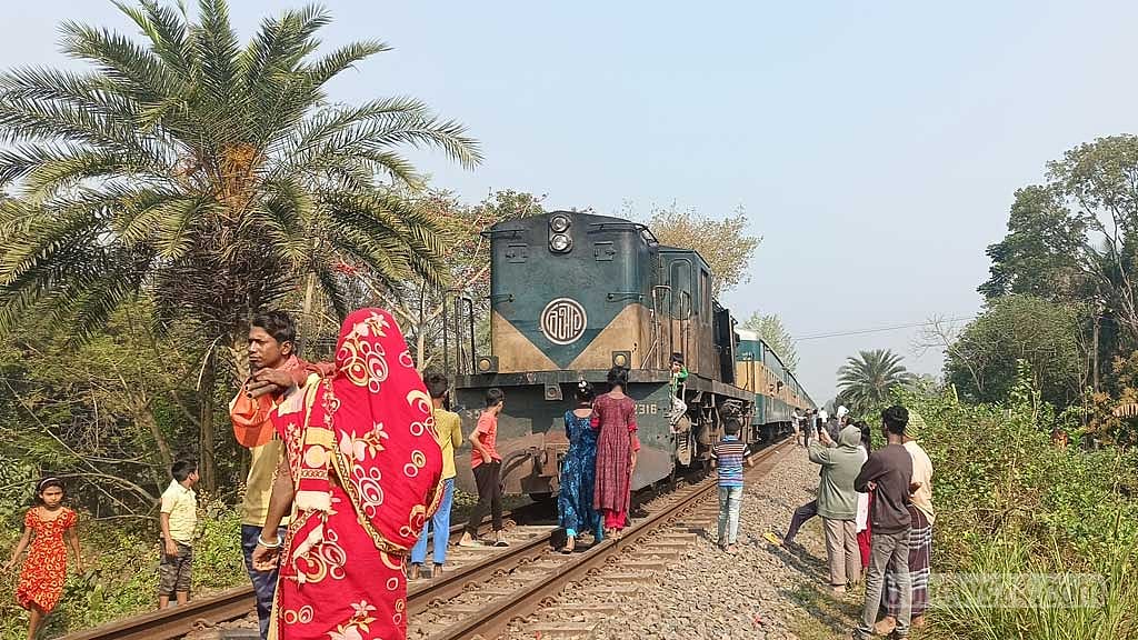 টাঙ্গাইলে ইঞ্জিন বিকল, উত্তরের পথে ট্রেন বন্ধ