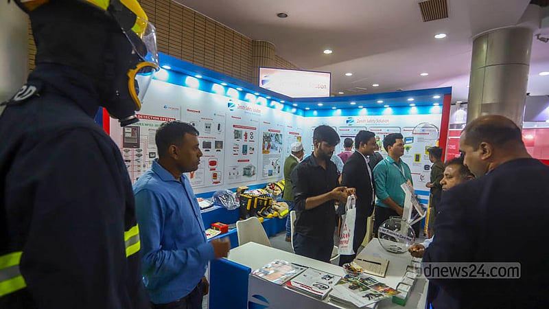 ঢাকার বঙ্গবন্ধু আন্তর্জাতিক সম্মেলন কেন্দ্রে শনিবার দুপুরে ফায়ার সেফটি অ্যান্ড সিকিউরিটি এক্সপোর স্টলে দর্শনার্থীরা।