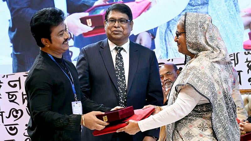 প্রধানমন্ত্রী শেখ হাসিনার হাত থেকে একুশে পদক নেন নৃত্য শিল্পী শিবলী মোহাম্মদ। নৃত্যকলায় বিশেষ অবদানের জন্য তিনি এ পুরস্কার পান।