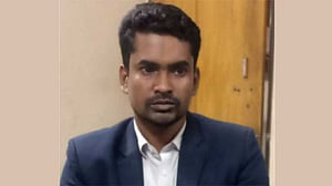 ট্রেনের টিকেট ‘কালোবাজারি করছিলেন’ বুকিং সহকারী নূর