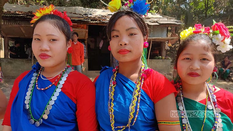 নৃত্যের সাজে সেজেছেন ম্রো নারীরা।
