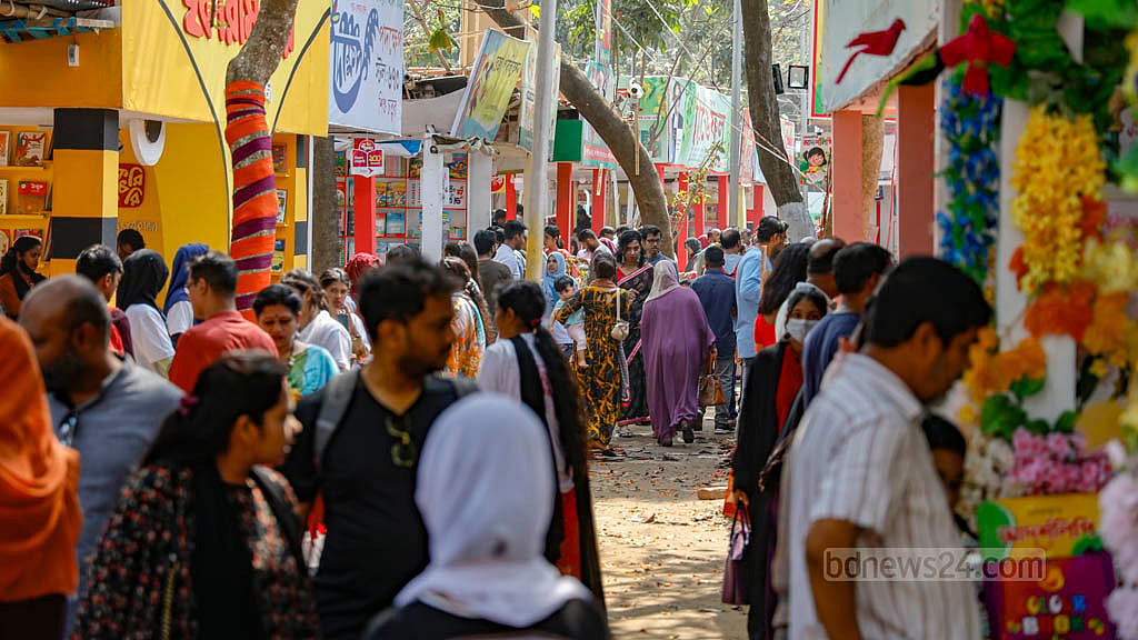 হাজারো নতুন বইয়ে জমজমাট বইমেলা