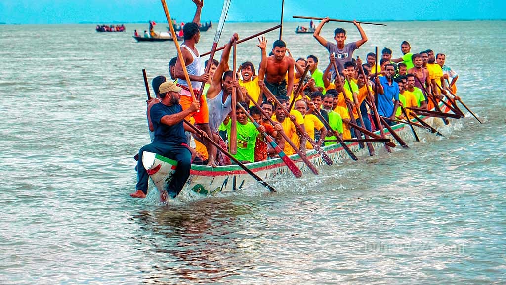 গাইবান্ধায় ব্রহ্মপুত্রে নৌকা বাইচ দেখতে দর্শণার্থীদের ঢল