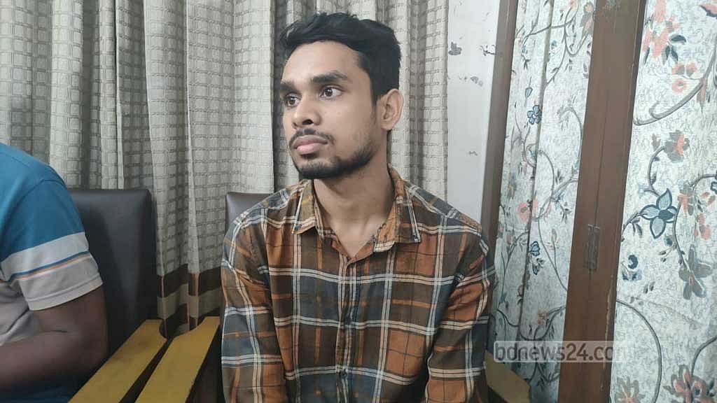 হিযবুত তাহরীরের লিফলেট দিতে গিয়ে ধরা ঢাবি শিক্ষার্থী