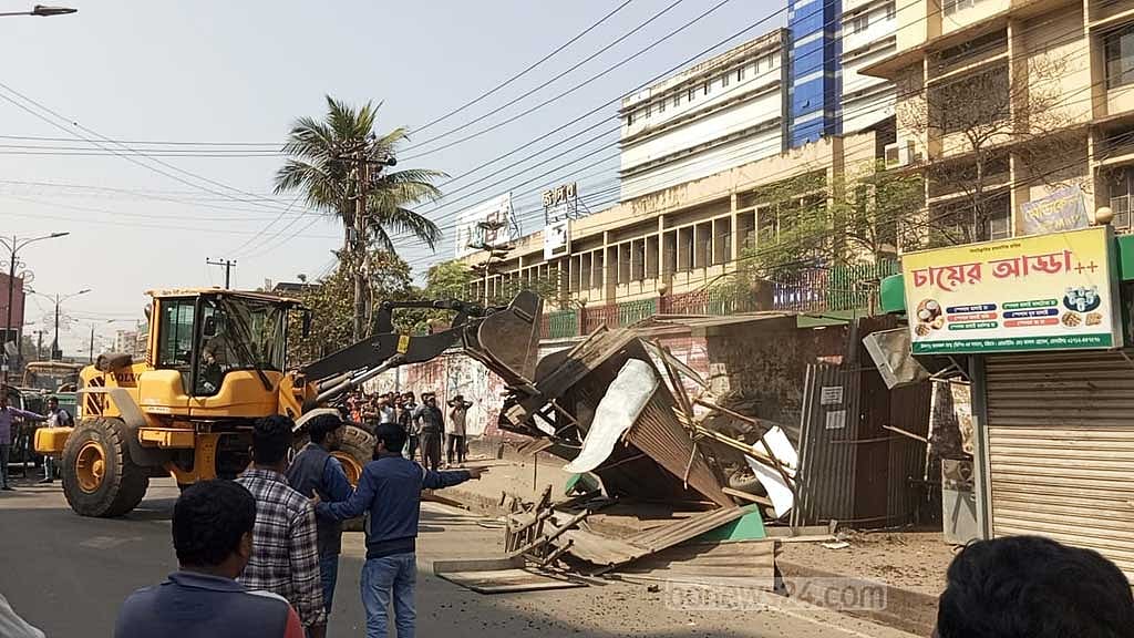 র‌্যাব-পুলিশ নিয়ে ফুটপাত উদ্ধার করল সিসিসি, হকারদের বিক্ষোভ