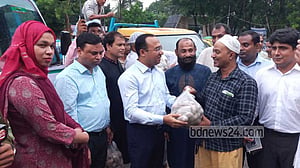 আলুর বাজার নিয়ন্ত্রণে ৩৬ টাকা কেজি দরে ‘ট্রাক সেল’ চালু মুন্সীগঞ্জে