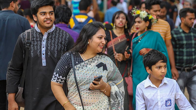 অমর একুশে বইমেলায় দুপুরের পর থেকেই বাড়তে শুরু করে দর্শনার্থীদের ভিড়।