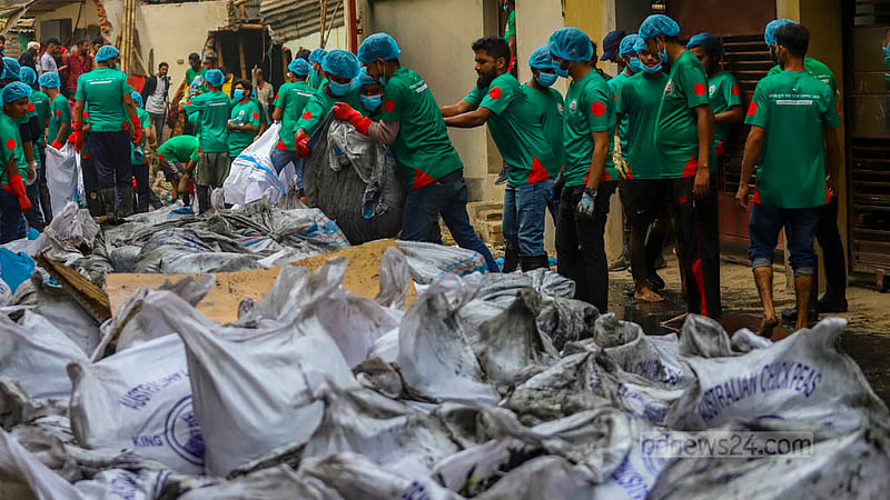 মিরপুরের প্যারিস খাল থেকে তোলা আবর্জনা বস্তায় করে তুলে আনছেন বিডি ক্লিনের স্বেচ্ছাসেবীরা।