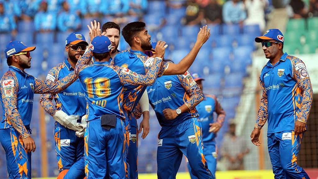 ঢাকাকে দশম হারের হতাশায় ডুবিয়ে ৫ ম্যাচ পর খুলনার জয়