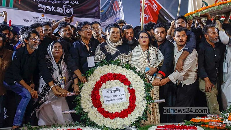 একুশের প্রথম প্রহরে কেন্দ্রীয় শহীদ মিনারে শ্রদ্ধা নিবেদন করেন ঢাকা ১০ আসনের সংসদ সদস্য অভিনেতা ফেরদৌস আহমেদ।