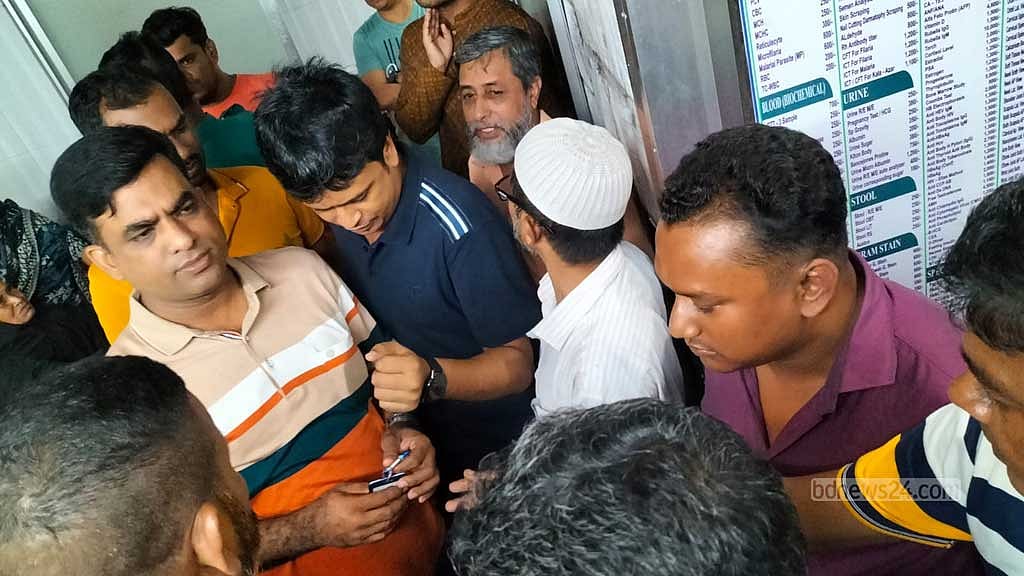 বরিশালে ভুয়া চিকিৎসককে আটক করে পুলিশে দিলেন আরেক চিকিৎসক