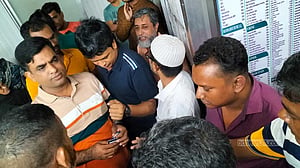 বরিশালে ভুয়া চিকিৎসককে আটক করে পুলিশে দিলেন আরেক চিকিৎসক