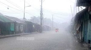 ‘বৃষ্টির তানে মাইনষি বাড়ি থাকি বাহিরা হচে না’