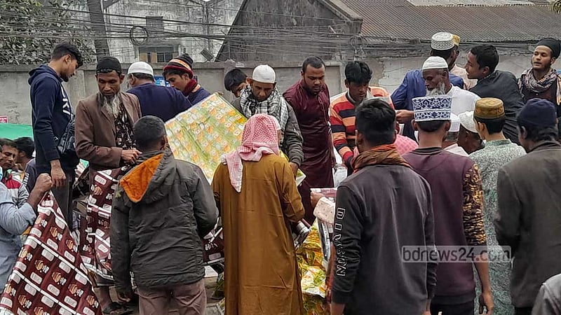 আগতরা ফুটপাত থেকে মাটিতে বিছানোর প্ল্যাস্টিক কিনছেন।