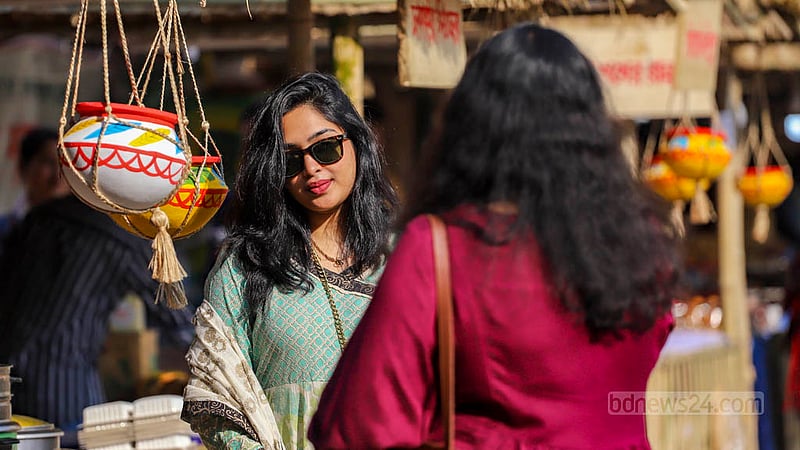 বাংলাদেশ শিল্পকলা একাডেমিতে জাতীয় পিঠা উৎসবে এসে পিঠা খাওয়ার পাশাপাশি ছবিও তোলেন অনেকে।