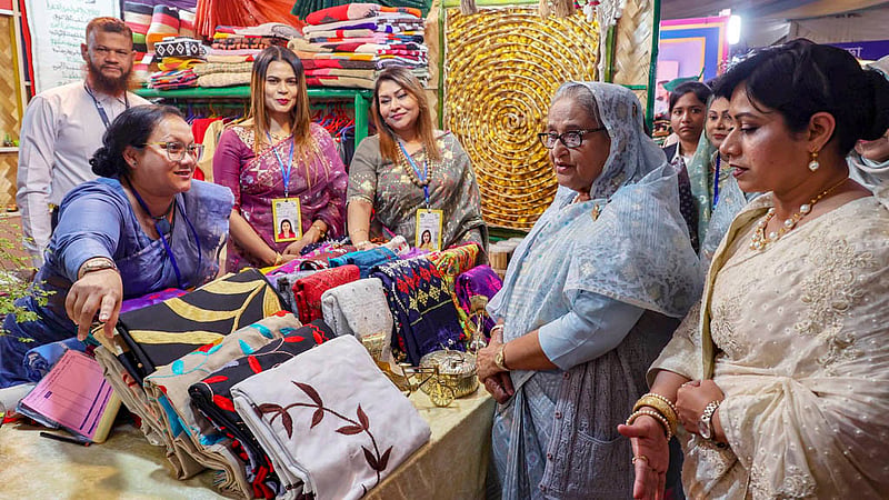 পুলিশ সপ্তাহ উপলক্ষে মঙ্গলবার রাজারবাগ পুলিশ লাইন্সে বাংলাদেশ পুলিশ নারী কল্যাণ সমিতির (পুনাক) স্টল পরিদর্শন করেন প্রধানমন্ত্রী শেখ হাসিনা।